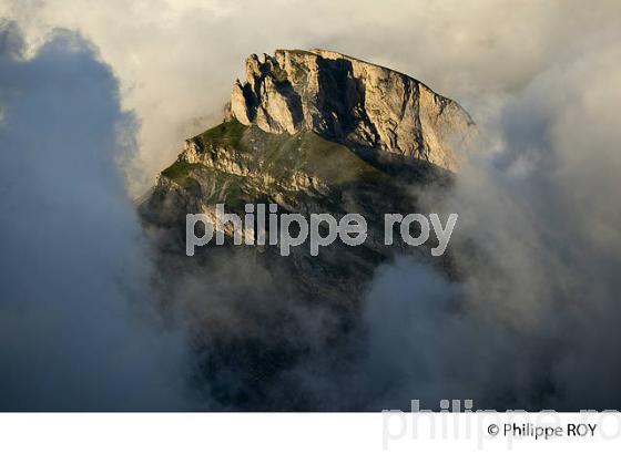 NUAGES SUR LE MASSIF DU BEAUFORTAIN, SAVOIE, FRANCE (73F02637.jpg)