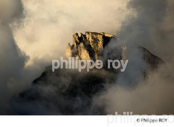 NUAGES SUR LE MASSIF DU BEAUFORTAIN, SAVOIE, FRANCE (73F02638.jpg)