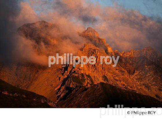 COUCHER DE SOLEIL SUR LE MASSIF DU BEAUFORTAIN, SAVOIE, FRANCE (73F02712.jpg)