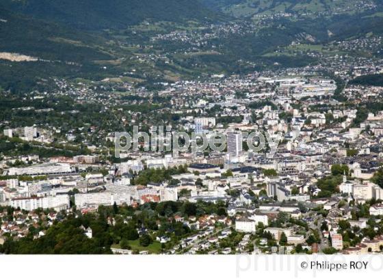 VUE AERIENNE DE LA VILLE DE CHAMBERY, SAVOIE, FRANCE (73F02730.jpg)