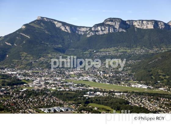 VUE AERIENNE DE LA VILLE DE CHAMBERY, SAVOIE, FRANCE (73F02731.jpg)