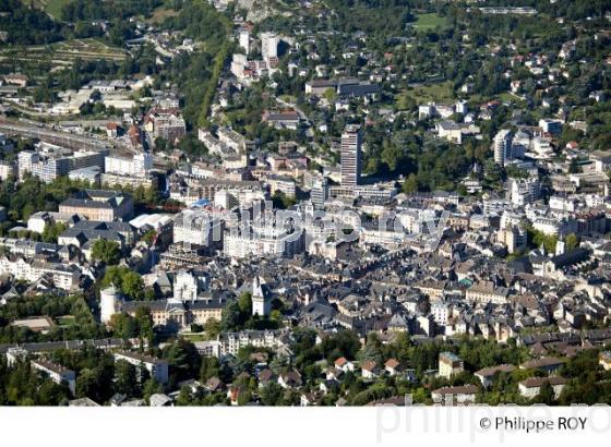 VUE AERIENNE DE LA VILLE DE CHAMBERY, SAVOIE, FRANCE (73F02736.jpg)