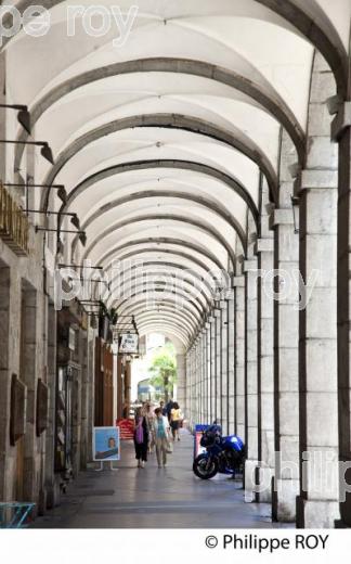 ARCADES, RUE DE BOIGNE, VIEUX CHAMBERY, SAVOIE, FRANCE (73F03108.jpg)