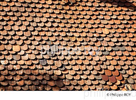 TOIT EN TUILES PLATES, VIEIL ANNECY, HAUTE-SAVOIE (74), RHONE-ALPES, FRANCE (74F01112.jpg)