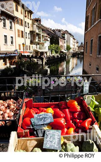 MARCHE SUR UN PONT, VIEIL ANNECY, HAUTE-SAVOIE, FRANCE (74F01325.jpg)