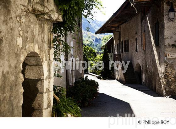 VILLAGE DE DUINGT, HAUTE-SAVOIE, FRANCE (74F01709.jpg)