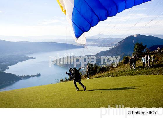 PARAPENTE ET LAC D'ANNECY, HAUTE-SAVOIE, FRANCE (74F01732.jpg)