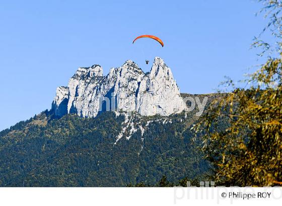 PARAPENTE ET DENTS DE LANFON, HAUTE-SAVOIE, FRANCE (74F01733.jpg)