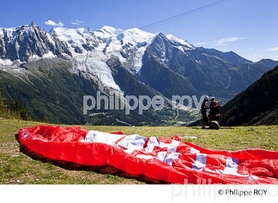 PARAPENTE, MASSIF DU MONT-BLANC, PLANPRAZ, HAUTE-SAVOIE, FRANCE (74F03008.jpg)