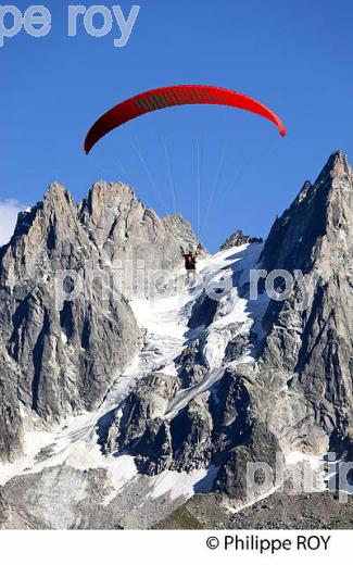 PARAPENTE, MASSIF DU MONT-BLANC, PLANPRAZ, HAUTE-SAVOIE, FRANCE (74F03015.jpg)