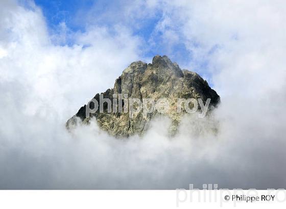SOMMET EMMERGEANT DES NUAGES, HAUTE-SAVOIE, FRANCE (74F03609.jpg)