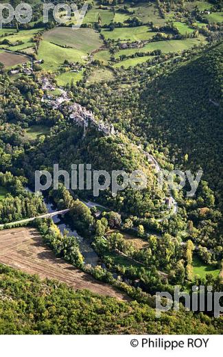 VILLAGE FORTIFIE DE PENNE, VALLEE DE L' AVEYRON, TARN. (81F02613.jpg)