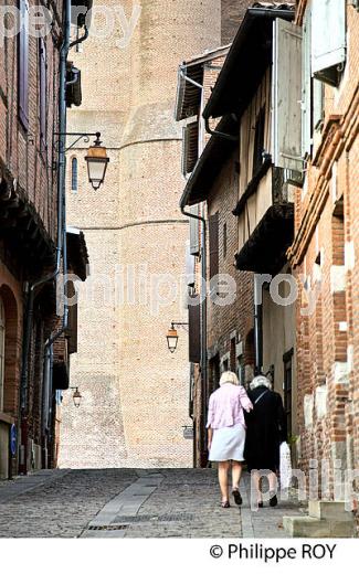 PERSONNES AGEES EN VILLE ,  ALBI, TARN. (81F02908.jpg)