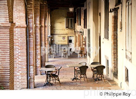 TERRASSE DE CAFE, PLACE  DU CLOITRE SAINT-SALVI, ALBI, TARN. (81F03313.jpg)