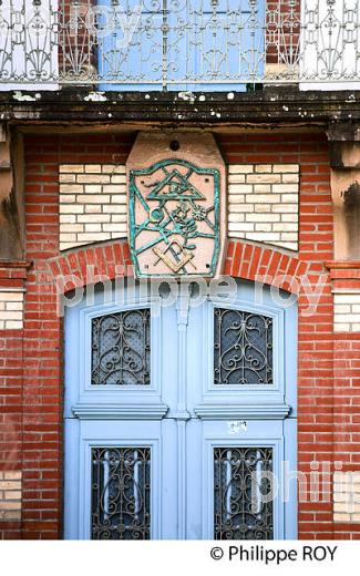 SYMBOLE FRANC-MACON, PORTE DE MAISON,  VIEIL ALBI, TARN. (81F03419.jpg)