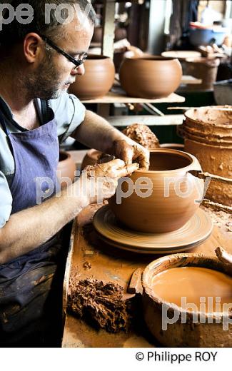 MONTAGE D' UN POT, LES POTERIES D' ALBI, POTERIE ARTISANNALE, ALBI, TARN. (81F03438.jpg)