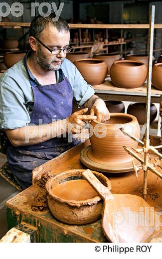 MONTAGE D' UN POT, LES POTERIES D' ALBI, POTERIE ARTISANNALE, ALBI, TARN. (81F03439.jpg)