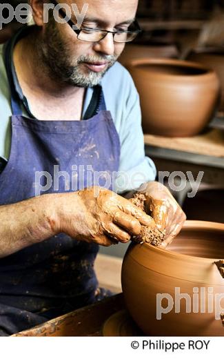 MONTAGE D' UN POT, LES POTERIES D' ALBI, POTERIE ARTISANNALE, ALBI, TARN. (81F03501.jpg)