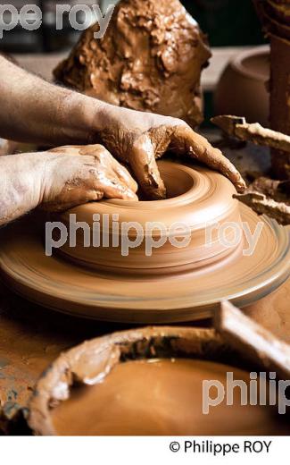 MONTAGE D' UN POT, LES POTERIES D' ALBI, POTERIE ARTISANNALE, ALBI, TARN. (81F03503.jpg)