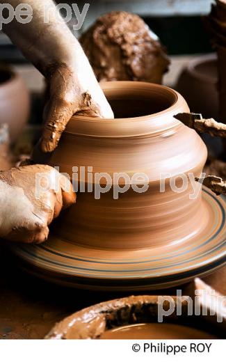 MONTAGE D' UN POT, LES POTERIES D' ALBI, POTERIE ARTISANNALE, ALBI, TARN. (81F03504.jpg)