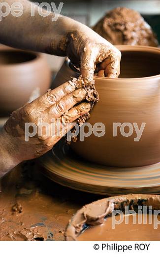 MONTAGE D' UN POT, LES POTERIES D' ALBI, POTERIE ARTISANNALE, ALBI, TARN. (81F03505.jpg)