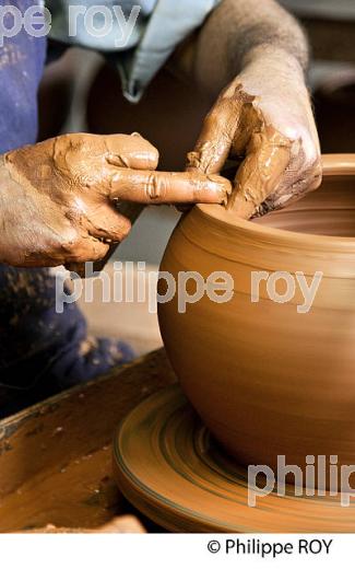 MONTAGE D' UN POT, LES POTERIES D' ALBI, POTERIE ARTISANNALE, ALBI, TARN. (81F03506.jpg)