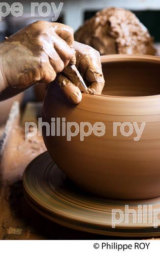 MONTAGE D' UN POT, LES POTERIES D' ALBI, POTERIE ARTISANNALE, ALBI, TARN. (81F03507.jpg)