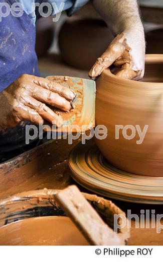MONTAGE D' UN POT, LES POTERIES D' ALBI, POTERIE ARTISANNALE, ALBI, TARN. (81F03508.jpg)