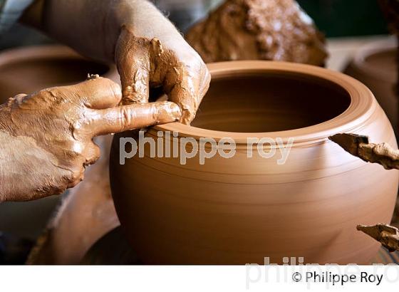 MONTAGE D' UN POT, LES POTERIES D' ALBI, POTERIE ARTISANNALE, ALBI, TARN. (81F03510.jpg)