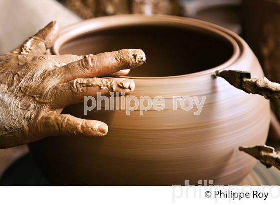 MONTAGE D' UN POT, LES POTERIES D' ALBI, POTERIE ARTISANNALE, ALBI, TARN. (81F03511.jpg)