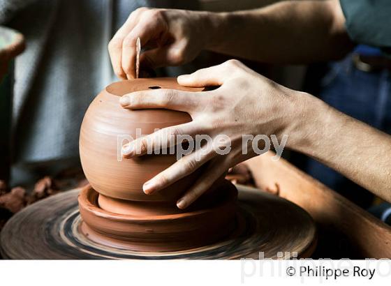 EBARDAGE D' UN POT, LES POTERIES D' ALBI, POTERIE ARTISANNALE, ALBI, TARN. (81F03514.jpg)