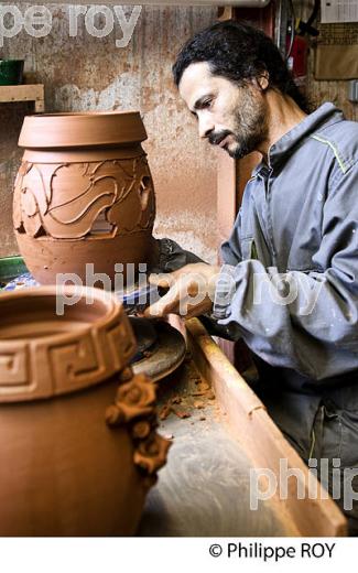 LES POTERIES D' ALBI, POTERIE ARTISANNALE, ALBI, TARN. (81F03519.jpg)