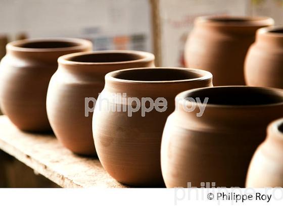 MONTAGE D' UN POT, LES POTERIES D' ALBI, POTERIE ARTISANNALE, ALBI, TARN. (81F03523.jpg)