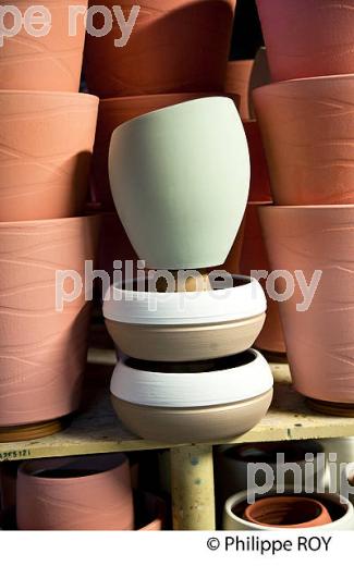 FOUR A CUISSON DE CERAMIQUES, LES POTERIES D' ALBI, POTERIE ARTISANNALE, ALBI, TARN. (81F03532.jpg)