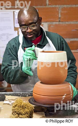 EMAILLAGE CERAMIQUE, LES POTERIES D' ALBI, POTERIE ARTISANNALE, ALBI, TARN. (81F03537.jpg)