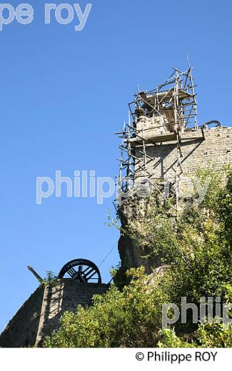 LE CHATEAU MEDIEVAL DU VILLAGE FORTIFIE DE PENNE, VALLEE DE L' AVEYRON, TARN. (81F03703.jpg)