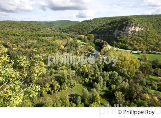 VILLAGE FORTIFIE DE BRUNIQUEL, VALLEE DE L' AVEYRON, TARN-ET-GARONNE. (82F01123.jpg)