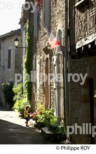 VILLAGE FORTIFIE DE BRUNIQUEL, VALLEE DE L' AVEYRON, TARN-ET-GARONNE. (82F01232.jpg)