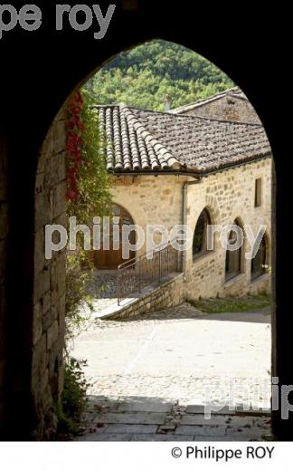 VILLAGE FORTIFIE DE BRUNIQUEL, VALLEE DE L' AVEYRON, TARN-ET-GARONNE. (82F01237.jpg)