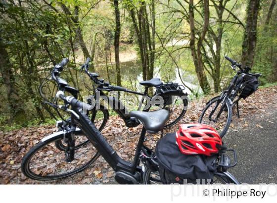 CYCLISTE,  GORGES  DE L' AVEYRON, SAINT-ANTONIN-NOBLE-VAL, TARN ET GARONNE. (82F01412.jpg)