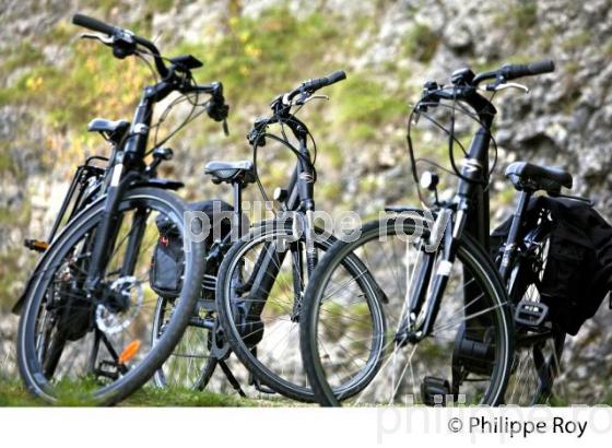 CYCLISTE,  GORGES  DE L' AVEYRON, SAINT-ANTONIN-NOBLE-VAL, TARN ET GARONNE. (82F01413.jpg)