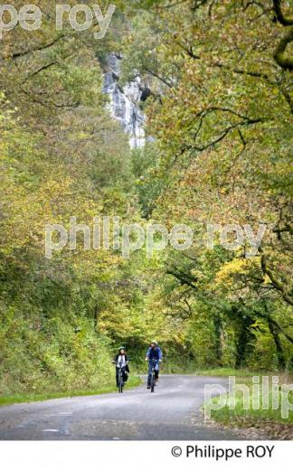 CYCLISTE,  GORGES  DE L' AVEYRON, SAINT-ANTONIN-NOBLE-VAL, TARN ET GARONNE. (82F01418.jpg)