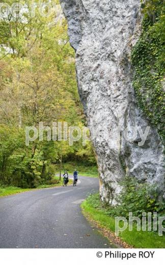 CYCLISTE,  GORGES  DE L' AVEYRON, SAINT-ANTONIN-NOBLE-VAL, TARN ET GARONNE. (82F01420.jpg)