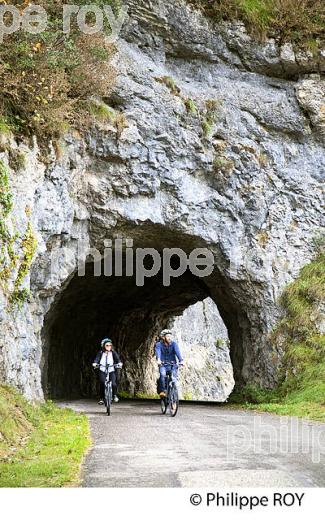 CYCLISTE,  GORGES  DE L' AVEYRON, SAINT-ANTONIN-NOBLE-VAL, TARN ET GARONNE. (82F01424.jpg)