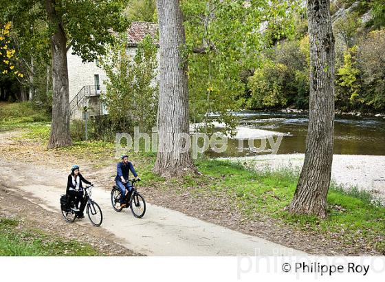 CYCLISTE,  GORGES  DE L' AVEYRON, CILLAGE DE CAZALS, TARN ET GARONNE. (82F01429.jpg)