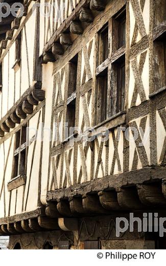 VILLAGE MEDIEVAL  DE MONTRICOUX, VALLEE DE L' AVEYRON, TARN-ET-GARONNE. (82F01523.jpg)