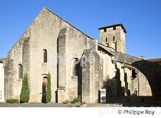 L' EGLISE ROMANE SAINT-PIERRE, DOYENNE  DE VAREN, VALLEE DE L' AVEYRON, TARN ET GARONNE. (82F01818.jpg)