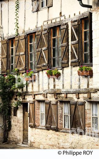 LE  VILLAGE FORTIFIE DE MONTPEZAT-DE-QUERCY, QUERCY BLANC,TARN-ET-GARONNE. (82F02027.jpg)