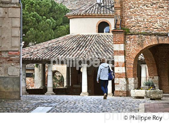 VILLAGE FORTIFIE DE AUVILLAR, GASCOGNE, TARN ET GARONNE. (82F02132.jpg)