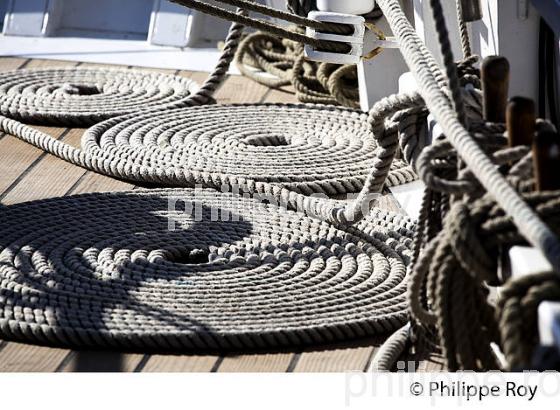 CORDAGES DE VOILIER, NAVIGATION MARITIME, FRANCE (85F06035.jpg)